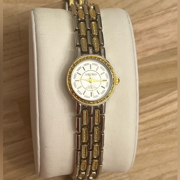 Seiko Ladies Watch Super RARE Vintage Two Tone Bracelet Beautiful White Dial - Picture 4 of 12